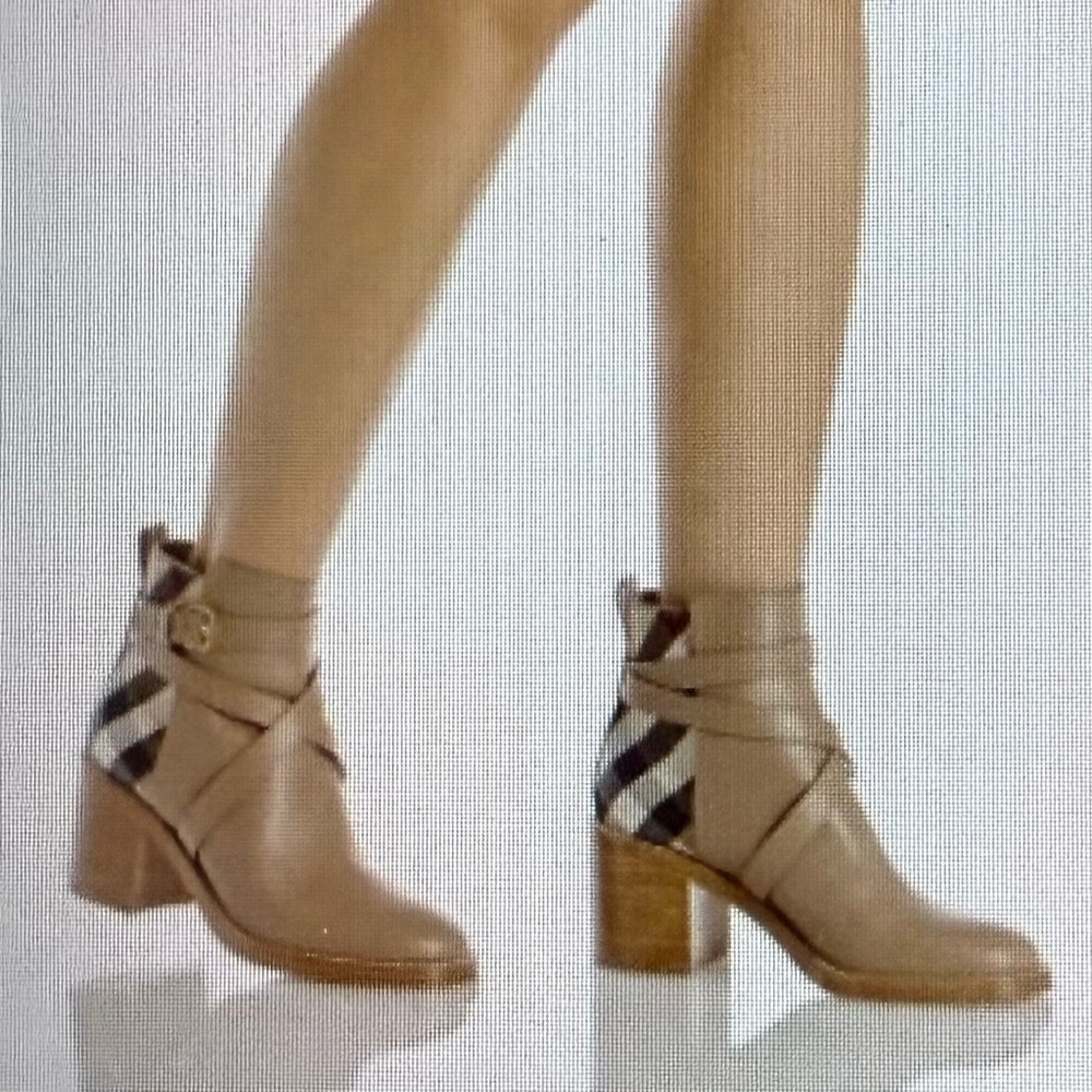 🌺Authentic Burberry New Pryle Tan Ankle Boot🌺